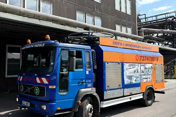 Tlakový vůz při čištění kanalizace v průmyslovém areálu