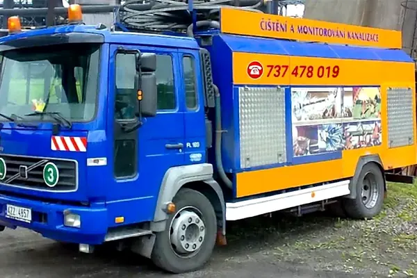 Bok tlakového vozu s polepem „Čištění a monitorování kanalizace“
